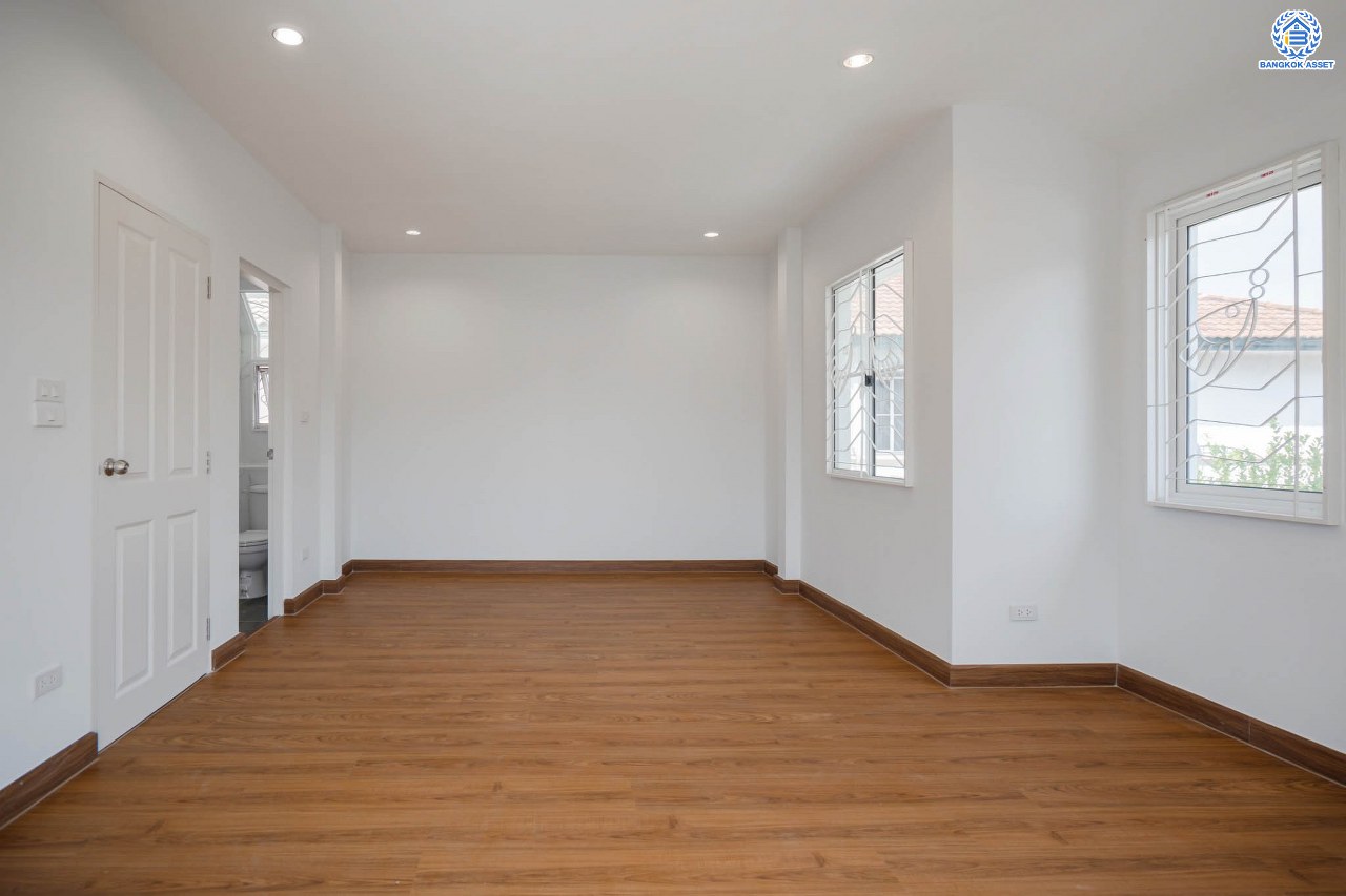 บ้านมือสองตกแต่งใหม่ โครงการ ชลลดา วัดลาดปลาดุก คุณภาพระดับ L&H บนเนื้อที่ 53.5 ตร.ว. ฟังก์ชัน 3 ห้องนอน 2 ห้องน้ำ 2 ที่จอดรถ บนทำเลศักยภาพ เพียง 15 นาทีถึง เซ็นทรัลเวสท์เกต ใกล้รถไฟฟ้าสายสีม่วง "สถานีคลองบางไผ่"